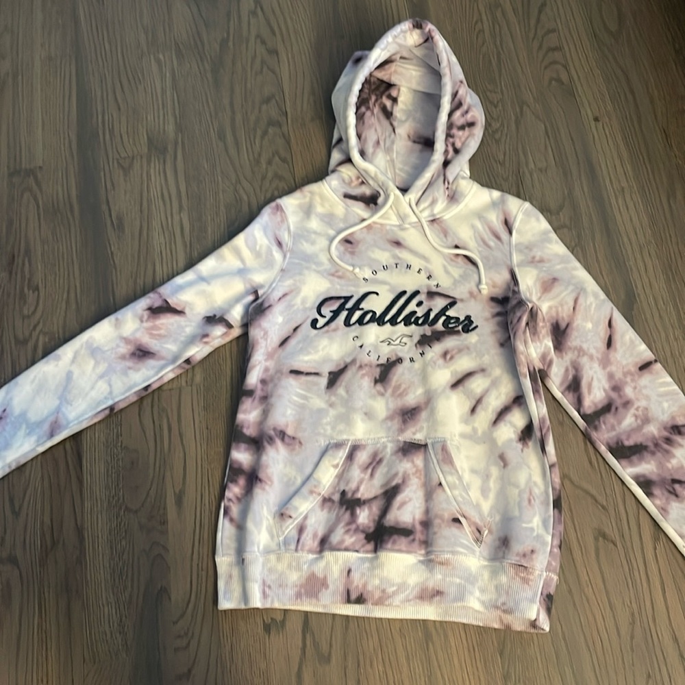 Junior Girls/ Women Hollister tye-dyed hooded sweatshirt!!!Size Small